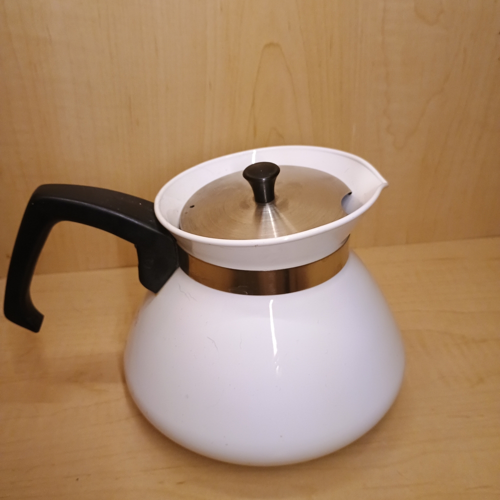 Vintage Corning Ware 6 cup Solid White P-104 Coffee Tea Pot Kettle with Lid